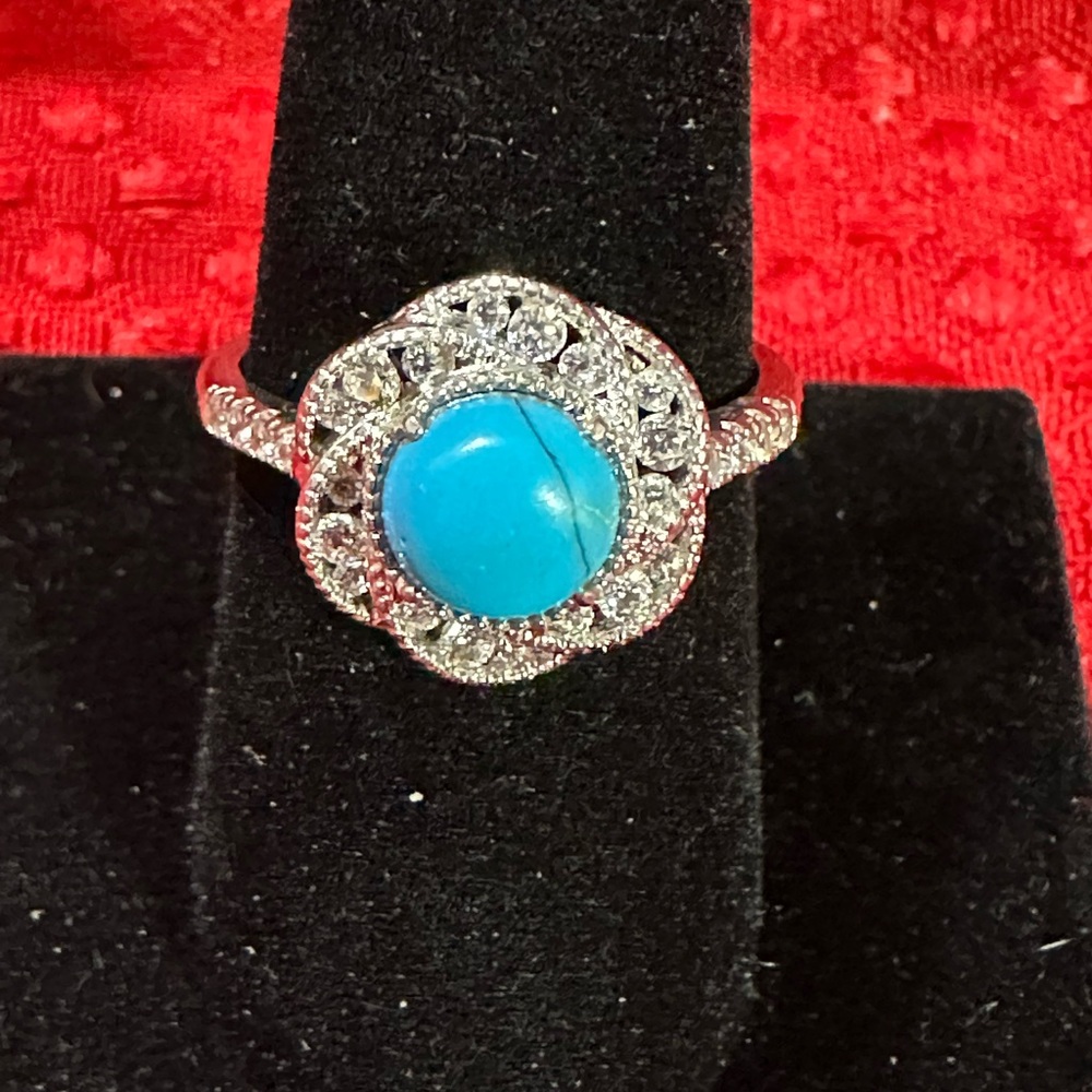 Costume Jewelry Ring. Size 9.